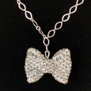 Elegant Silver Tone Bow Pendant Crystals Necklace
With elegant links chain NWOT